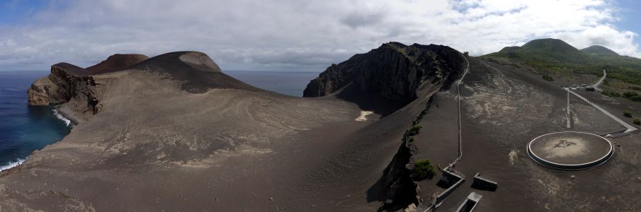 Panoramatický pohled z majáku na nově vzniklou zemi, bývalé mořské útesy, vstup do muzea a na začátek deseti vulkánů.